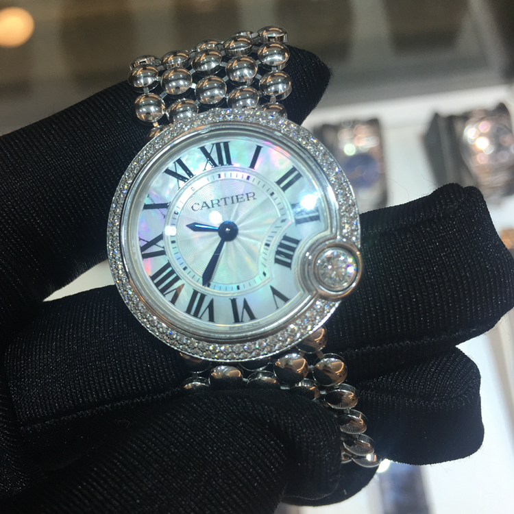CARTIER 卡地亚 BALLON BLANC DE CARTIER系列，WE902072。30毫米表径，18K白金原钻表壳，珍珠母贝面盘，罗马数字时标，精准石英机芯，专柜定价：351000元。 单表无附件。