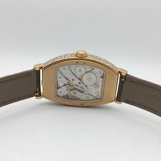 PATEK PHILIPPE 百达翡丽GONDOLO系列 7099R-001 18k玫瑰金腕表。29.6x38.9毫米表径，表壳18k玫瑰金镶钻，表壳镶嵌480颗钻石3.31克拉，?手工雕饰纹金质表盘，镶钻 367 颗（~0.56 克拉），搭配凸圆形金质时标表盘，?表扣18k玫瑰金镶钻-镶有26颗钻石（0.15克拉）?。  单表无附件。