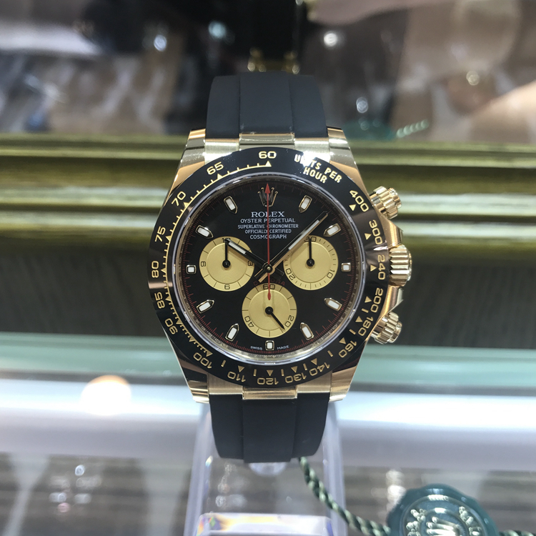 Rolex 劳力士 宇宙计型迪通拿系列，m116518ln-0039。40毫米表径，18K黄金，黑色Cerachrom陶质实心外圈连计速刻度，黑色及香槟色面盘，中央时、分及秒针；小秒针设于6点位置；通过中央指针使定时器精准至1/8秒，30分钟和12小时计时盘分别设于3点和9点位置；秒针暂停功能以准确调校时间，自产4130型自动上弦机械机芯，动力储备72小时。 未使用品全套附件齐全。