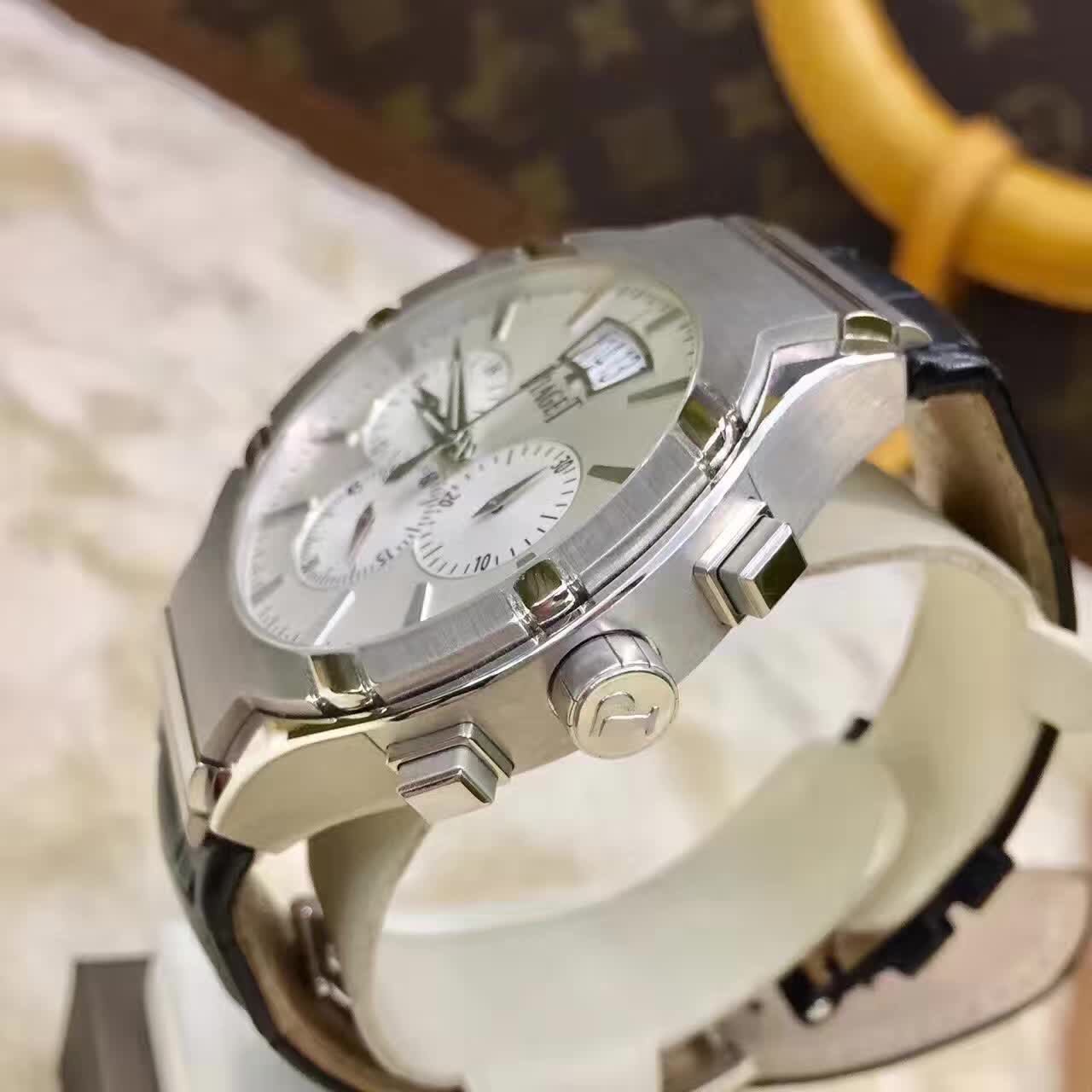 Piaget 伯爵 Polo系列，G0A32038，18K白金表壳，43毫米表径。表盘搭配18K白金时标。蓝宝石透视底盖。装配伯爵自制880P超薄自动上链机械机芯，备有小秒针，飞返计时功能，第二地时间显示与日期显示。