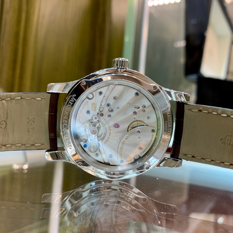 Jaeger-LeCoultre 积家 master 大师系列，Q1608420。41毫米表径，精钢表壳，银灰色面盘，大日历功能，动力储备显示，Cal.877手动上弦机械机芯，动力储备192小时，专柜定价：112000元。 单表无附件。