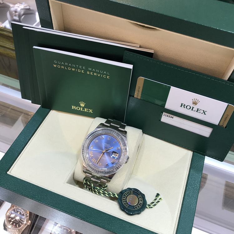 ROLEX 劳力士 日志型系列，116334。41毫米表径，18K白金表壳，深蓝色面盘，罗马数字时标，3点位置为凸透镜放大日历，自产3135型自动上弦机械机芯，动力储备48小时。专柜定价：71100元。 全套附件齐全。