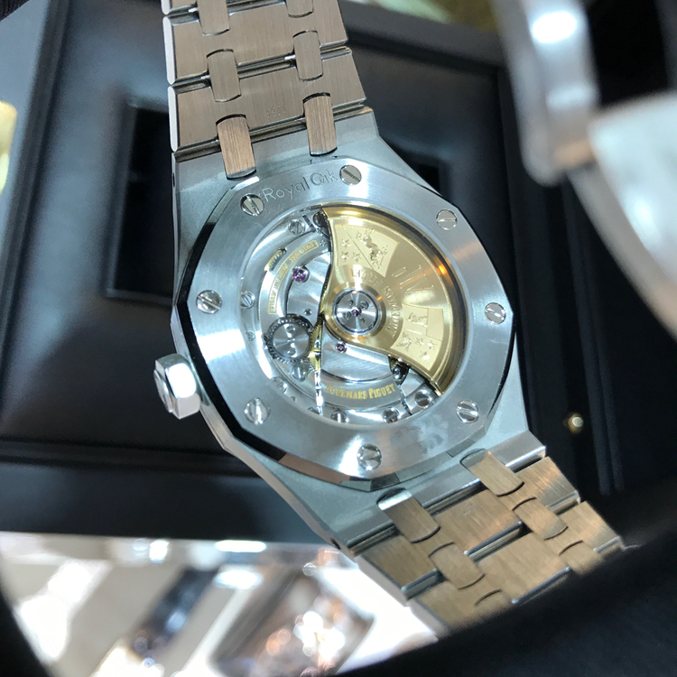 Audermars Piguet 爱彼 皇家橡树系列，15450ST.OO.1256ST.01。37毫米表径，精钢表壳搭配经反炫光处理的蓝宝石水晶玻璃镜面和底盖及旋入式表冠，银色表盘镌刻Grande Tapisserie“大格纹”装饰图案，搭配白金荧光立体时标和皇家橡树指针。Cal.3120自动上弦机械机芯，动力储备60小时。 全套附件齐全。