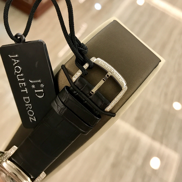 Jaquet Droz 雅克德罗 Ateliers d'art 艺术工坊系列 J005024280。41毫米表径，18K白金表壳，表盘内手工雕刻猕猴，彩绘黑贝母，18K金猴自动陀。蓝宝石水晶表镜。自动上弦机械机芯，动力储备68小时。全球限量88支。专柜定价：664000元。 单表无附件。