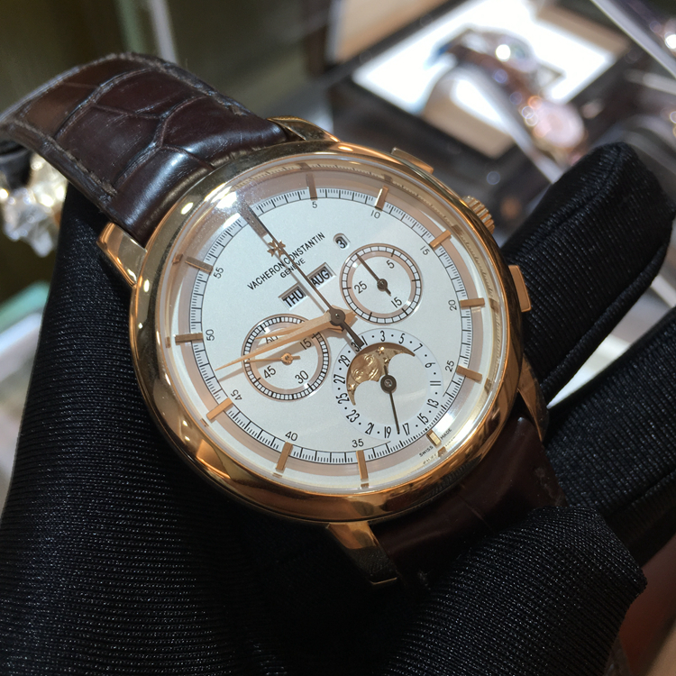Vacheron Constantin 江诗丹顿 TRADTIONNELLE 传袭系列，47292/000R-9392。43毫米表径，18K玫瑰金表壳，白色面盘，月相显示、指针式日期显示、星期显示、月份显示，计时功能，Cal.1141QP手动上弦机械机芯，专柜定价：895000元。 全套附件齐全。