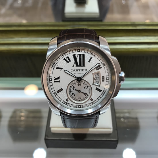 CARTIER 卡地亚 CALIBRE DE CARTIER 系列，W7100037。42毫米表径，精钢表壳，银白色表盘，罗马数字时标，3点位置日期显示，自动上弦机械机芯，动力储备48小时。专柜定价：54500元。 单表无附件。