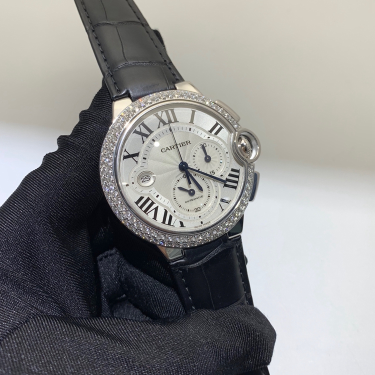 Cartier 卡地亚 Ballon Bleu 蓝气球系列，WE902002。44毫米表径，18K白金原钻表壳，银白色面盘，罗马数字时标，日期显示、计时功能，Cal.8101MC自动上弦机械机芯，专柜定价：355000元。 单表无附件。