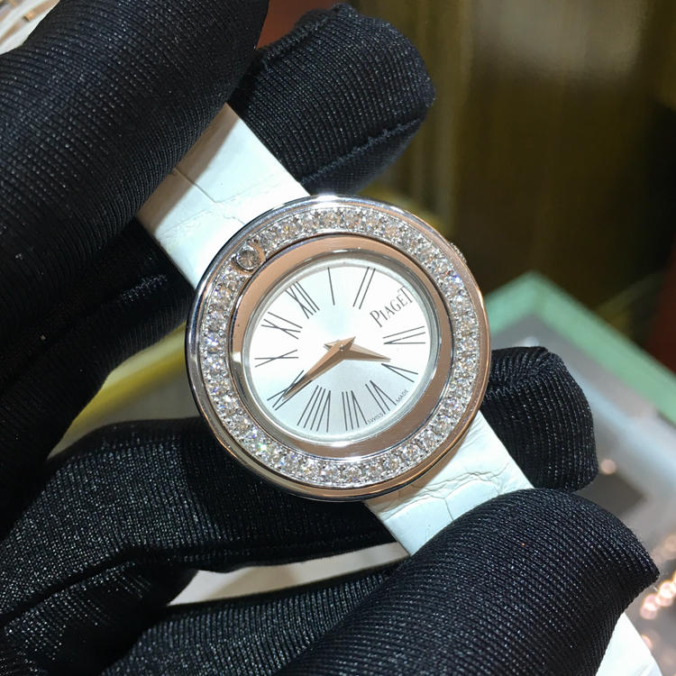 PIAGET 伯爵 POSSESSION 系列，G0A36187。29毫米表径，18k白金镶钻，旋转式表圈，镶衬37颗圆形美钻（约0.7克拉）白色面盘，罗马数字时标，Cal.157P精准石英机芯，专柜定价：107000元。 单表无附件。