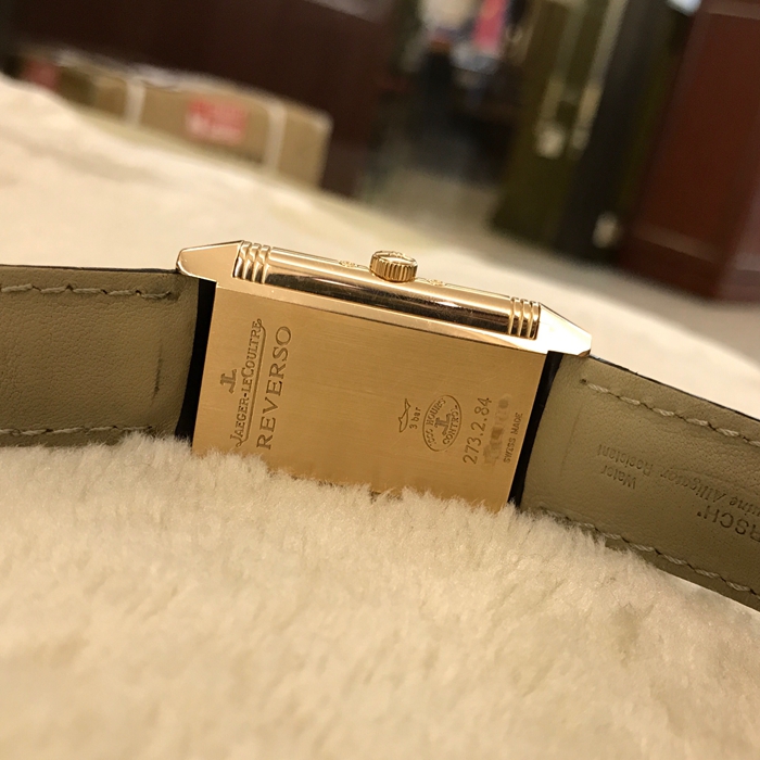 Jaeger-LeCoultre 积家 Reservo 翻转腕表系列，Q3752520。48.5x29.5毫米表径，18k玫瑰金表壳，银色面盘， 黑色移印数字，6点位置分别为指针式日期显示和月相显示，12点位置为星期和月份显示，手动上弦机械机芯，动力储备45小时。专柜定价：151000元。 单表无附件。