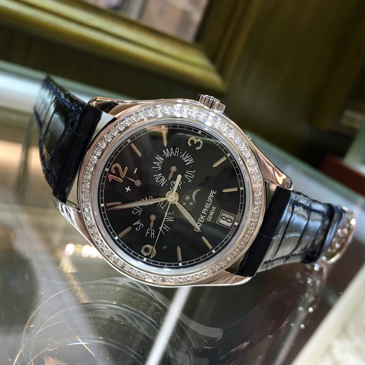 PATEK PHILIPPE 百达翡丽 复杂功能时计系列，5147G-001。39毫米表径，18K白金表壳镶嵌62颗钻石约0.82克拉，海蓝色漆表盘，中心大秒针，金质立体时标和字块，月相、指针式星期和月份显示，视窗式日期显示、动力储备显示。Cal.324 S IRM QA LU自动上弦机械机芯，动力储备45小时。专柜定价：347100元。 未使用品全套附件齐全。