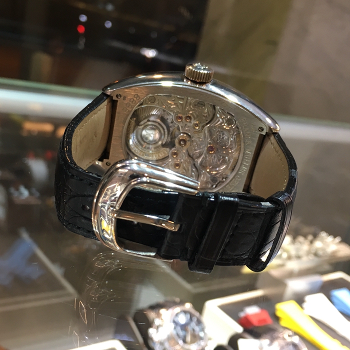 FRANCK MULLER 法兰克穆勒 GRAND COMPLICATIONS系列，8888 T。38.2x57.6毫米表径，18K白金表壳，黑色酒桶型面盘白字，6点位置镂空陀飞轮装置，FM3400背透手工雕花自动上弦机械机芯，动力储备192小时。 全套附件齐全。