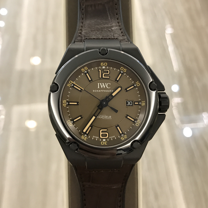 IWC 万国 工程师系列，IW322504。陶瓷表壳，46毫米表径，棕色表盘，三点位置日期显示，可透过表冠快速调整日期，中央秒针附掣停装置。棕色鳄鱼皮内衬的黑色橡胶表带，钛金属针式表扣，双面防反光平面蓝宝石玻璃表镜。旋入式表冠，80110比勒顿自动上弦机械机芯，动力储备44小时。专柜定价：85000元。