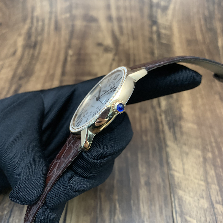 CARTIER 卡地亚 ROTONDE DE CARTIER系列，W6701009。42毫米表径，18K玫瑰金后加钻表壳，银白色面盘，3点位置日期显示，罗马数字时标，自动上弦机械机芯。 单表无附件。