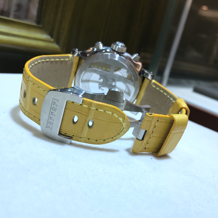 Panerai 沛纳海 FER00011。45毫米表径，精钢表壳，法拉利黄色面盘，12点位置法拉利立马标志，阿拉伯刻度，自动上弦机械机芯。限量800只，运动感十足，专柜定价：72400元。 全套附件齐全。