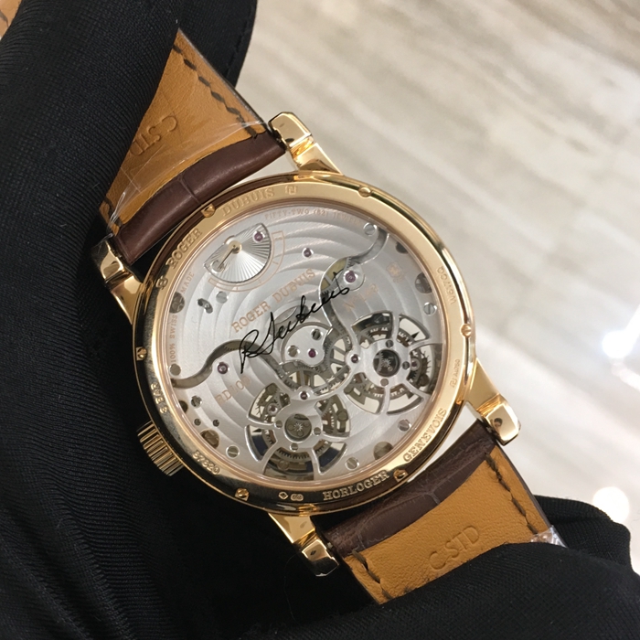 RogerDubuis 罗杰杜彼 Hommage 致敬系列，RDDBHO0563。45毫米表径，18K玫瑰金表壳，深灰圆形表盘，罗马数字时标，双陀飞轮装置。手动上弦机械机芯，动力储备50小时。专柜定价：2270000元。 全套附件齐全。