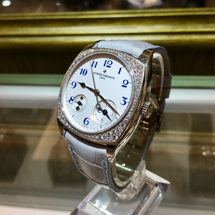 Vacheron Constantin 江诗丹顿 和韵系列，7805S/000G-B052。37x46.6毫米表径，18K白金表壳，镶嵌88颗精美钻石，总重达1.20克拉，白色面盘，双时区功能，自动上弦机械机芯，动力储备40小时。专柜定价：362000元。 单表无附件。
