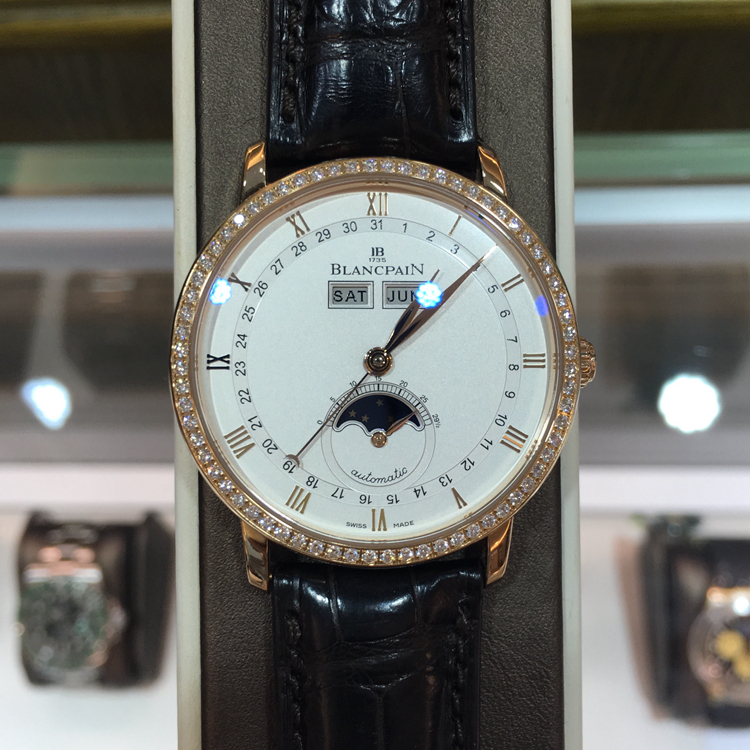 Blancpain 宝珀 Villeret 经典系列，6263-2942-55B。38毫米表径，18K玫瑰金原钻表壳，乳白色面盘，罗马数字时标，指针式日期显示，6点位置为月相显示，12点位置为星期、月份显示，6763自动上弦机械机芯。专柜定价：198400元。 单表无附件。