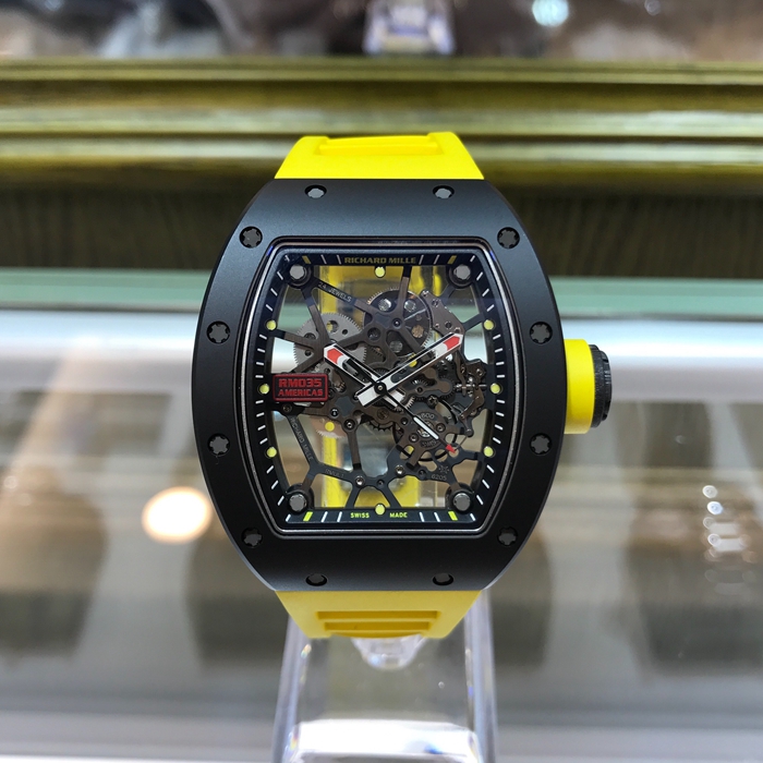 RICHARD MILLE 理查德米勒 男士系列，RM035 AMERICAS。42*50毫米表径，黑钛表壳，镂空机械机芯，黄圈美洲特别版，限量50枚。 单表无附件。