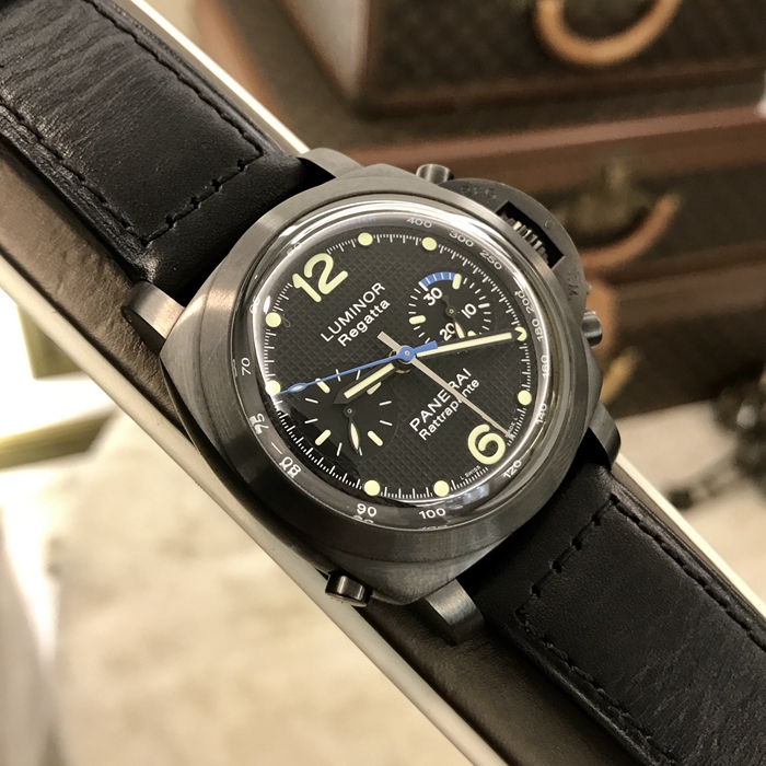 Panerai 沛纳海  限量珍藏款系列，PAM 00332。44毫米表径，精钢表壳，9点位置小秒针，计时功能自动上弦机械机芯，动力储备42小时。专柜定价：121200港币。 全套附件齐全。
