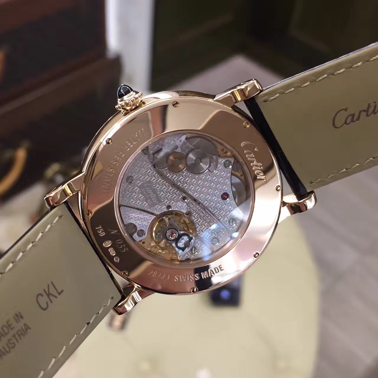 卡地亚CPCP“巴黎私人珍藏系列”（Collection Privée Cartier Paris），42毫米表径，18K玫瑰金，巴黎工作室，背透手动机械双C雕花机芯，特殊指针面盘展示昼夜的时空穿梭。时针以太阳与月亮的指向为准，分针沿下半部分半圆飞返式走向。 全套附件齐全。