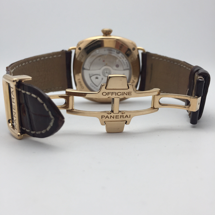 Panerai 沛纳海 RADIOMIR 系列，PAM00273。45毫米表径，18K玫瑰金表壳，全球限量250只。黑色面盘，3点位置为日期显示，10日链GMT两地时，自动上弦机械机芯。专柜定价：201800元。 单表无附件。