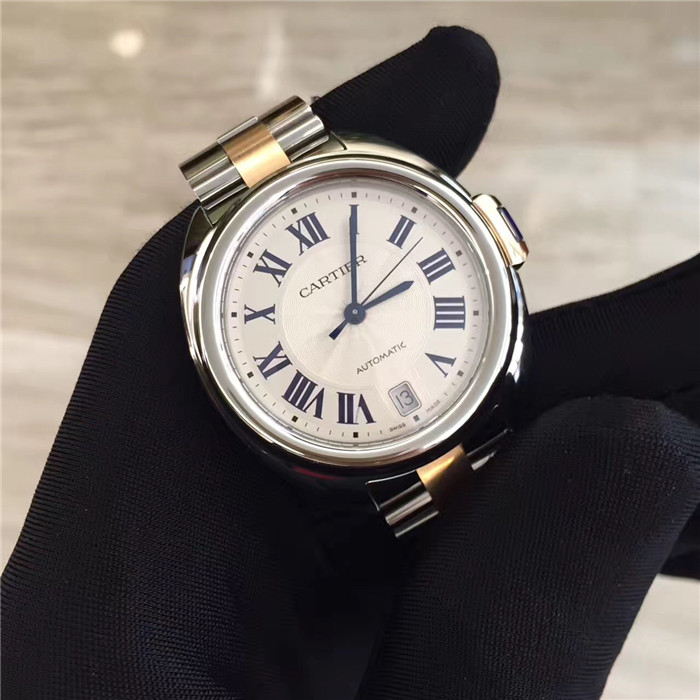 Carrier 卡地亚 Cle de Cartier 钥匙系列，W2CL0003。35毫米表径，18K玫瑰金/精钢，六点位置日期显示，18K玫瑰金钥匙形表冠，镶嵌一颗合成尖晶石。镀银雕纹表盘，带太阳纹放射效果，罗马数字时标。剑形蓝钢指针。蓝宝石水晶镜面和蓝宝石水晶透明表背。18K玫瑰金与精钢表链。?自产1847 MC 型工作坊精制自动上链机械机芯。专柜定价：63000元。