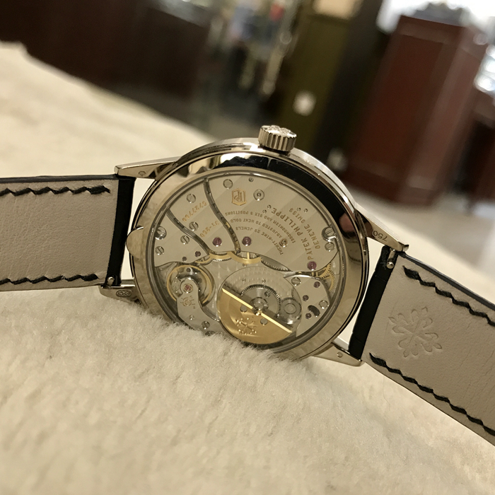 PATEK PHILIPPE 百达翡丽 复杂功能时计系列，5235G-001。40.5毫米表径，18K白金表壳，双色调银色表盘，经垂直缎纹磨砂处理，搭配蓝色转印刻度。中心大分针，年历、视窗式星期、日期和月份显示功能，31-260 REG QA自动上弦机械机芯，动力储备44小时。专柜定价：375800元。 单表附保卡。