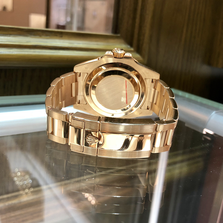 Rolex 劳力士 格林尼治型II系列，116758。40毫米表径，18k黄金镶钻黑色蓝宝石，表圈共镶嵌36颗钻石和黑色蓝宝石12颗，黑色面盘，3点位置日期显示，自产3186自动上弦机械机芯。专柜定价：965200元。 全套附件齐全。