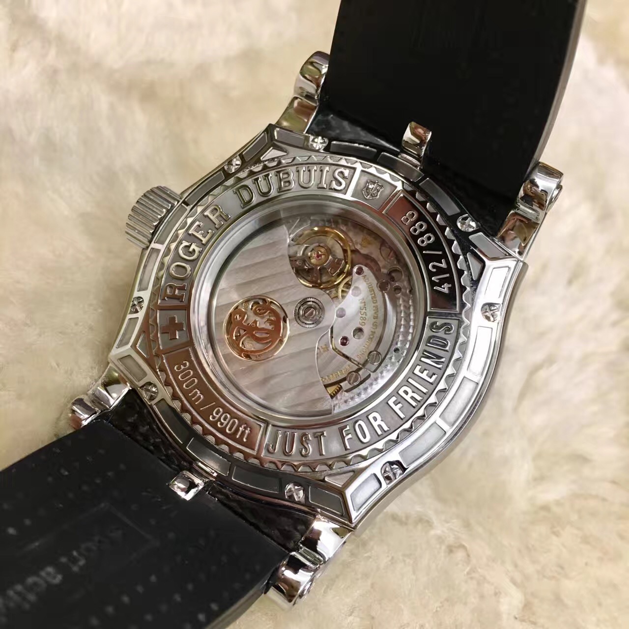 RogerDubuis 罗杰杜彼，?SE 46 57。46毫米表径，精钢表壳?18K白金圈，银色面盘，背透自动上弦机械机芯。 全套附件齐全。