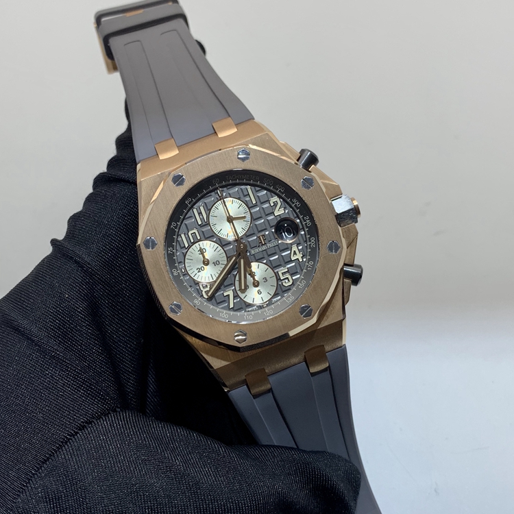 Audermars Piguet 爱彼 皇家橡树离岸型系列，26470OR.OO.A125CR.01。42毫米表径，18K玫瑰金表壳，灰钌色表盘镌刻“Méga Tapisserie”超大型格纹装饰，搭配象牙色副表盘，玫瑰金米色荧光阿拉伯数字和皇家橡树指针，灰钌色内表圈，3点位置日期显示，计时功能，Cal.3126/3840自动上弦机械机芯，动力储备60小时。专柜定价：302000元。 单表无附件。