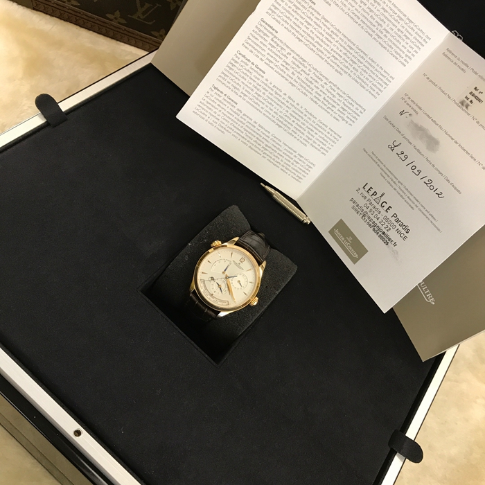 Jaeger-LeCoultre 积家 master 大师系列 Q1422421。39毫米表径，18K玫瑰金表壳，银色、放射状拉丝圆形表盘。两点位置日期显示，六点位置世界时、双时区、昼夜显示，十点位置动力储备显示。自动上弦机械机芯，动力储备43小时。 全套附件齐全。