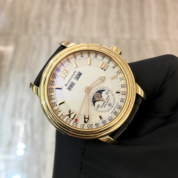 Blancpain 宝珀，2763-3642-53。18K玫瑰金表壳，白色面盘，指针式日期显示，6点位置月相显示，12点位置分别为星期与月份显示。自动上弦机械机芯，专柜定价：165750元。 单表无附件。