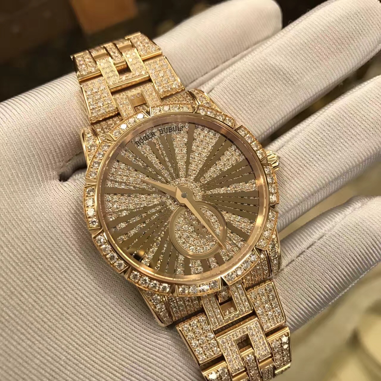 Roger Dubuis罗杰杜彼 Excalibur 王者至尊系列，RDDBEX0416。18k玫瑰金满钻，铺镶明亮式切割钻石（约11.92克拉）。 36毫米表径。铺镶钻石表盘，罗马金质字立体罗马时标。自产 RD821 自动上链机械机芯，动力储备48小时，机芯镌刻日内瓦印记。