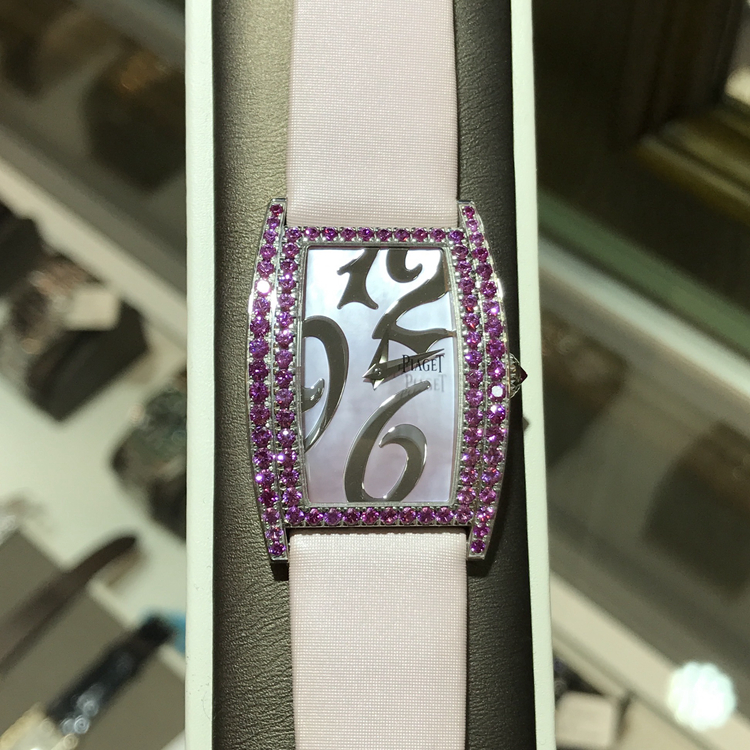 PIAGET 伯爵 女表，G0A31050。27×31毫米表径，18k白金原装粉色蓝宝石，粉色珍珠贝母面盘，精准石英机芯。专柜定价:294000元。 全套附件齐全。