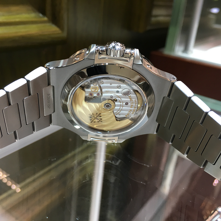 PATEK PHILIPPE 百达翡丽 NAUTILUS 运动系列，5726/1A-001。40.5毫米表径，精钢表壳，黑色渐变表盘，覆荧光涂层金质立体时标，3点位置视窗式日期显示、月相显示，12点位置星期、月份显示，不锈钢链带，配有nautilus折叠式表扣，旋入式表冠，324 S QA LU 24H/303自动上弦机械机芯，动力储备45小时。专柜定价：333100元。 未使用品全套附件齐全。
