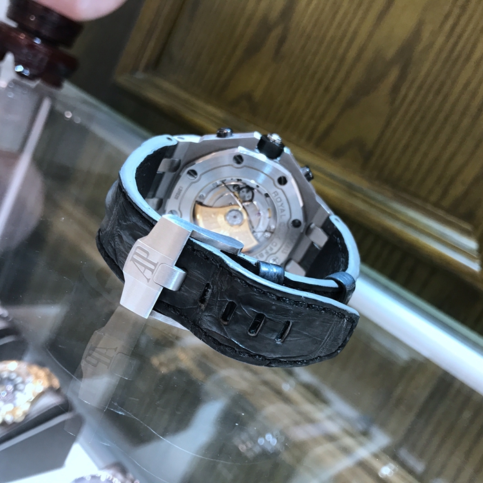 Audermars Piguet 爱彼 皇家橡树离岸型系列，26470ST.OO.A104CR.01。42毫米表径，精钢表壳搭配经反炫光处理的蓝宝石水晶玻璃镜面和底盖及黑色陶瓷旋入式表冠和按钮，深灰色表盘镌刻“Méga Tapisserie”超大格纹装饰，搭配黑色计时器、黑色荧光阿拉伯数字、白金荧光皇家橡树指针及黑色内表圈。自动上弦机械机芯，动力储备50小时。专柜定价：195000元。 全套附件齐全。