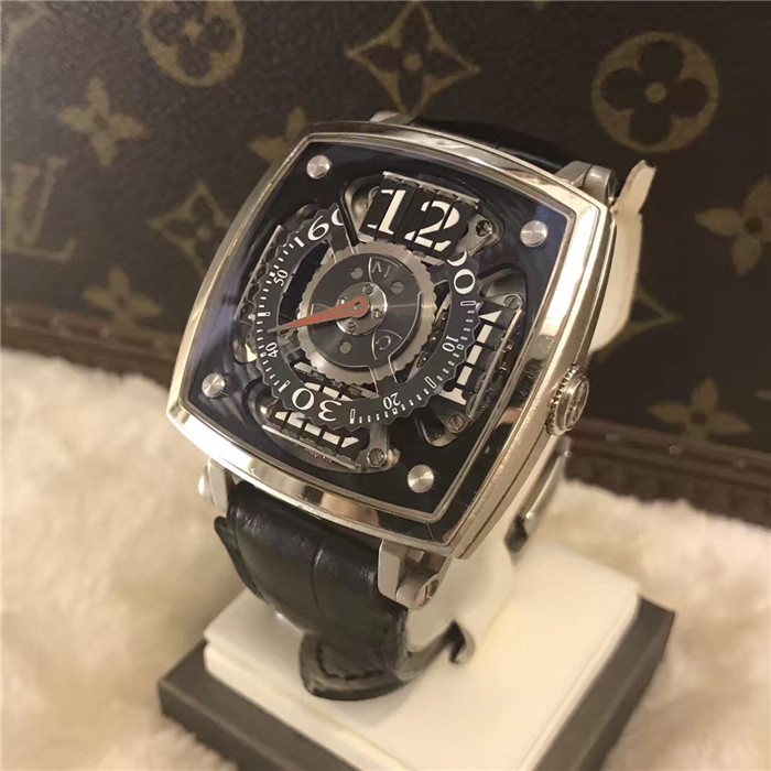 MCT	Sequential One系列，SQ 45 S100 WG BL。顶级独立制表人品牌，神奇的百叶窗，45×45毫米表径，白金表壳，QF印记。手动上弦机械机芯，动力储备36小时。专柜定价：895000元。