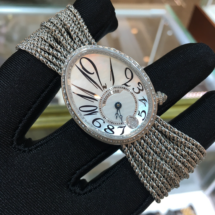 Breguet 宝玑 Reine de Naples 那不勒斯皇后系列，8918BB/58/J39/D00D。36.5x28.45毫米表径，18K白金原钻表壳，镀银金面盘，局部缀以白色天然贝母，Cal.537/3自动上弦机械机芯，专柜定价：439300元。 单表附保卡。