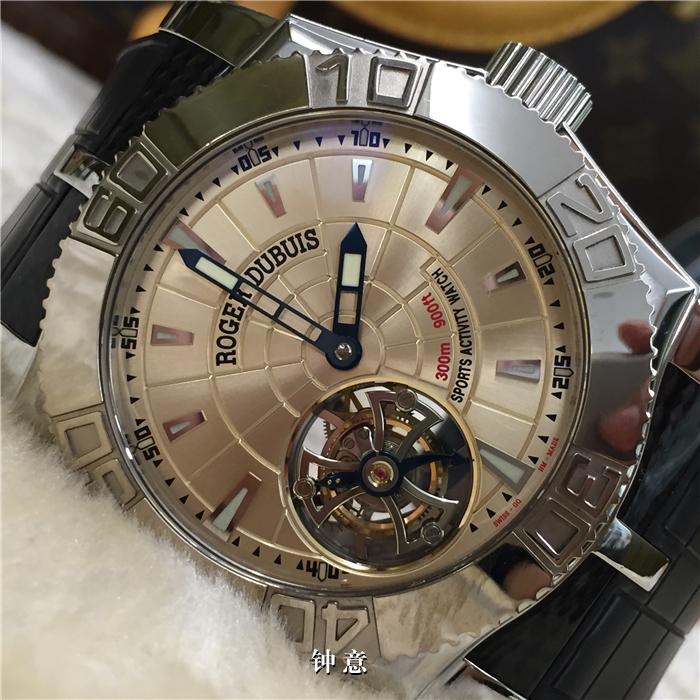 RRogerDubuis 罗杰杜彼 陀飞轮，48毫米表径，精钢表壳，18K白金表圈，玫瑰金面盘，日内瓦印记，橡胶表带，限量280只。手动上弦机械机芯。 单表无附件。