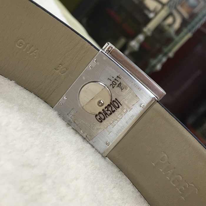 PIAGET 伯爵 LIMELIGHT 情书神秘腕表，隐藏式腕表G0A32101。38x28毫米表径，18K白金表壳，镶衬一颗公主式切割美钻（约0.2克拉）和36颗圆形美钻（约0.3克拉），表盘搭配时标，镶衬12颗圆形美钻（约0.03克拉）。搭载伯爵56P石英机芯。 未使用品全套附件齐全。