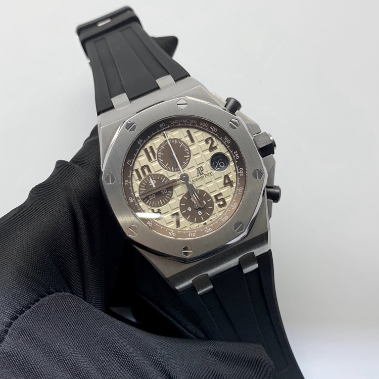 Audermars Piguet 爱彼 皇家橡树离岸型系列，26470ST.OO.A801CR.01。42毫米 表径，精钢表壳，象牙白表盘镌刻“Méga Tapisserie”超大格纹装饰，搭配棕色计时器、棕色荧光阿拉伯数字、白金荧光皇家橡树指针及棕色内表圈，3点位置日期显示， Cal.3126/3840自动上弦机械机芯，?专柜定价：195000元。 单表无附件。