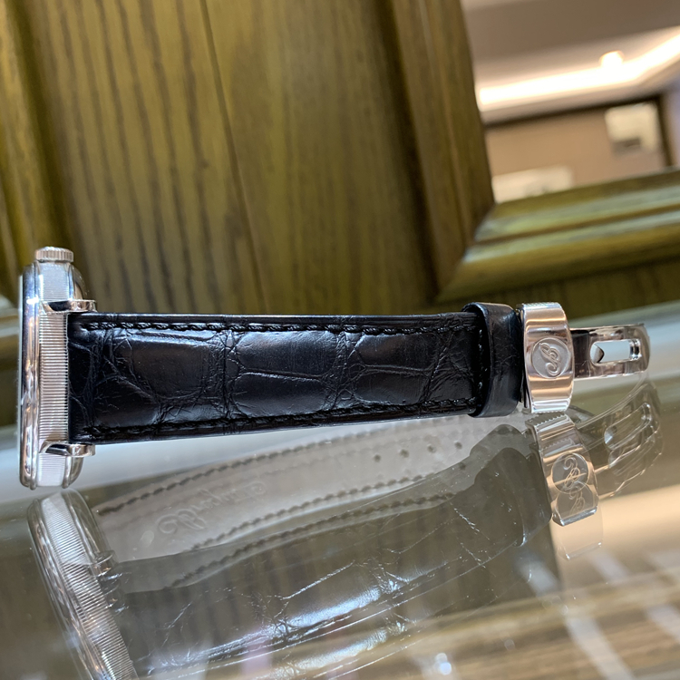 Breguet 宝玑 经典复杂系列，5317PT/12/9V6。39毫米表径，PT950铂金表壳，银灰色面盘，罗马数字时标，6点位置为陀飞轮装置，12点位置为动力储备装置，Cal.587DR自动上弦机械机芯，动力储备120小时，专柜定价：1089700元。 单表无附件。