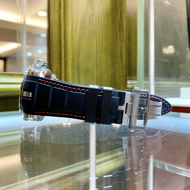 Roger Dubuis 罗杰杜彼 Excalibur 王者系列，RDDBEX0602。45毫米表径，钛金属表壳，蓝色电镀缎面太阳纹表盘，罗马数字时标，6点位置小秒盘、视窗式日期显示，RD830自动上弦机械机芯，动力储备48小时。 全套附件齐全。