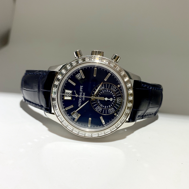 PATEK PHILIPPE 百达翡丽 复杂功能时计系列，5961P-001。40.5毫米表径，950铂金镶钻，镶嵌36颗长阶梯形钻石~3.48克拉，哑光蓝色表盘，8颗长形钻石时标，动力储存与昼/夜显示，计时功能，年历，视窗式星期、日期和月份显示。6 时位置设有 60 分钟和 12 小时单计时器。蓝宝石水晶透盖。Cal.CH 28-520 IRM QA 24H自动上弦机械机芯，动力储备55小时。专柜定价：1079000元。 全套附件齐全。