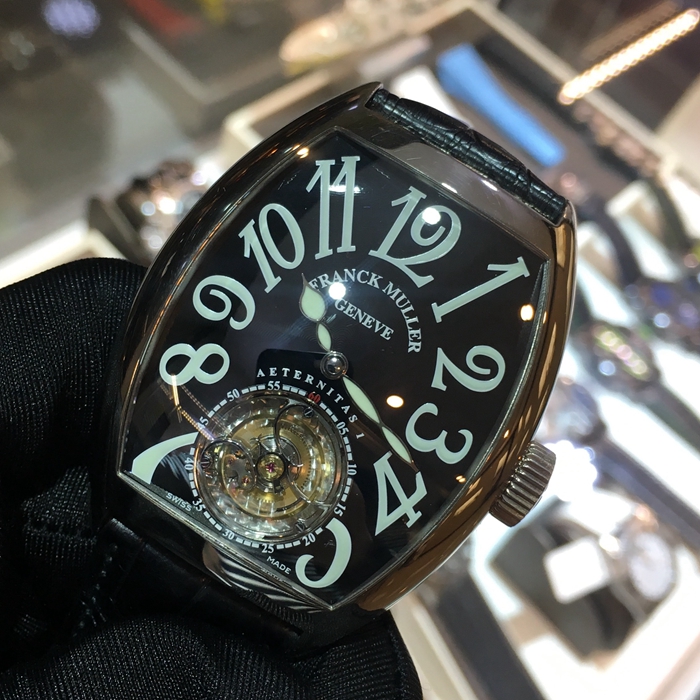 FRANCK MULLER 法兰克穆勒 GRAND COMPLICATIONS系列，8888 T。38.2x57.6毫米表径，18K白金表壳，黑色酒桶型面盘白字，6点位置镂空陀飞轮装置，FM3400背透手工雕花自动上弦机械机芯，动力储备192小时。 全套附件齐全。