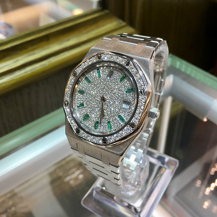 Audermars Piguet 爱彼 皇家橡树系列，35毫米表径，18K白金满天星原镶钻，3点位置视窗式日期显示，自动上弦机械机芯。 单表无附件。