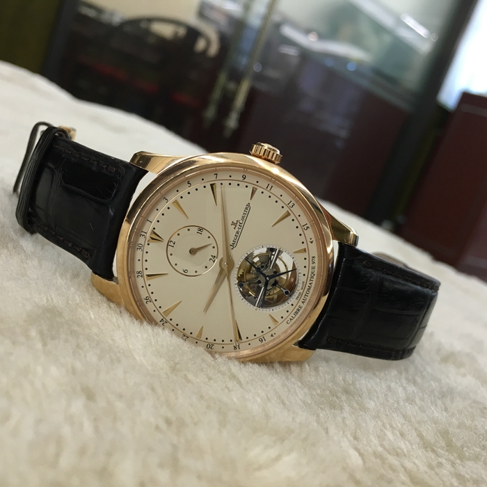Jaeger-LeCoultre 积家 master 大师系列，1662410。43毫米表径，18K玫瑰金表壳，米黄色面盘，太妃形指针，6点位置陀飞轮装置，自动上弦机械机芯，动力储备45小时。 全套附件齐全。