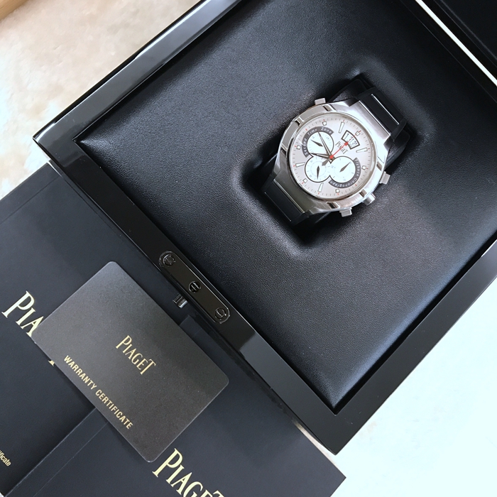 PIAGET 伯爵 POLO系列，G0A34001。45毫米表径，钛金属表壳，大日历显示，双时区功能、计时功能自动上弦机械机芯，动力储备50小时。 专柜定价：80568元。 单表无附件。
