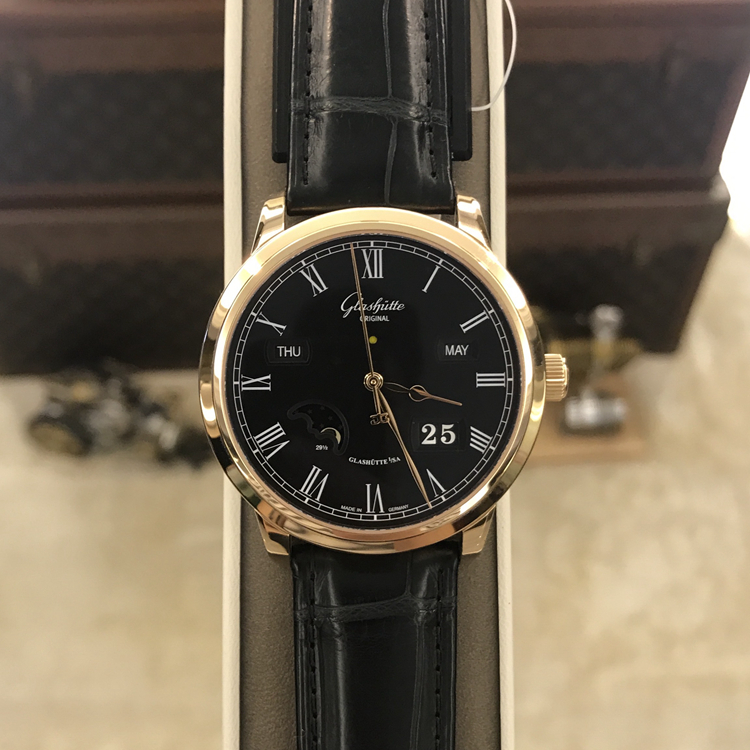 Glashutte 格拉苏蒂原创  SENATOR 参议员系列，100-02-25-05-05。42毫米表径，18K玫瑰金表壳，黑色面盘，罗马数字时标，2点位置为月份显示，4点位置为日期显示，月相与星期显示分别位于8点和10点位置，Cal.100-02自动上弦机械机芯，动力储备55小时，专柜定价：293500元。 单表无附件。