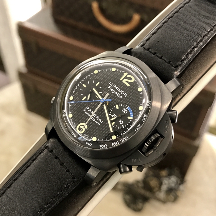 Panerai 沛纳海  限量珍藏款系列，PAM 00332。44毫米表径，精钢表壳，9点位置小秒针，计时功能自动上弦机械机芯，动力储备42小时。专柜定价：121200港币。 全套附件齐全。